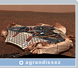 Cette image panoramique, transmise à la NASA par Spirit, peut encapsuler le voyage du robot de l’atterrisseur à la destination finale en direction des collines de l’est (à environ 5 km de distance). Les images de ce type sont converties avec d’autres données en réalité virtuelle tridimensionnelle par Viz et la solution graphique NVIDIA, ce qui permet ensuite aux scientifiques de mieux planifier l’itinéraire du robot. Image reproduite avec l’aimable autorisation de NASA/JPL/Cornell.